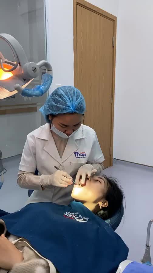 Quá trình gắn mắc cài kim loại tự buộc tại nha khoa Paris Vinh