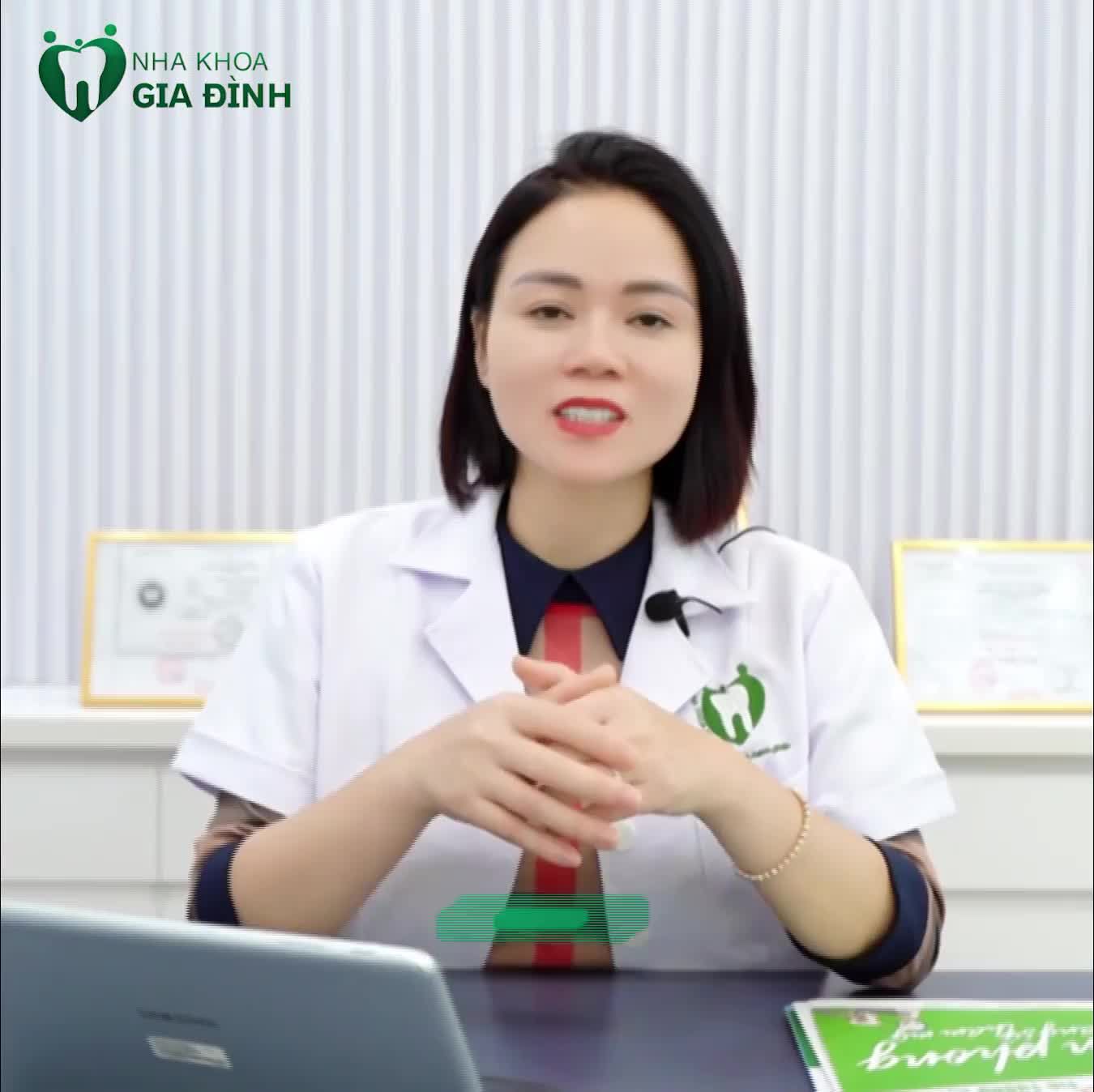 NÊN CHỌN NIỀNG RĂNG MẮC CÀI HAY INVISALIGN