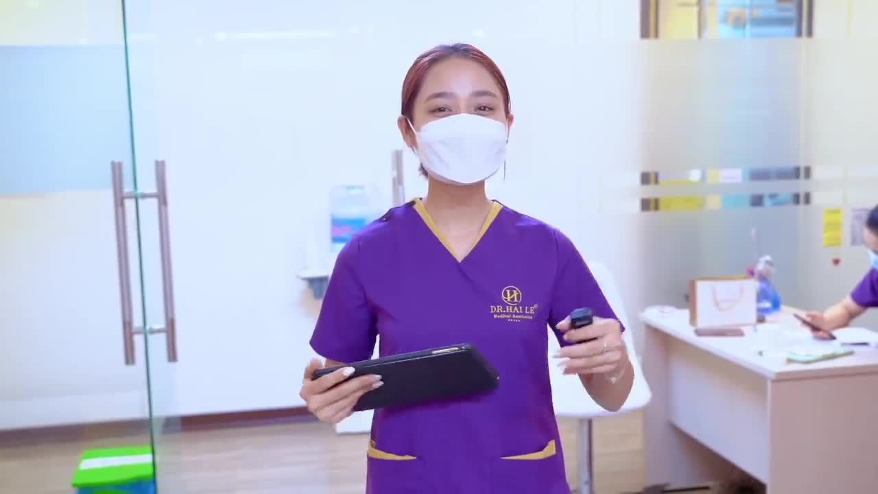 Mẹ dẫn con gái đến Dr.Hải Lê chỉnh hình mí sụp bẩm sinh và nhận cái kết bất ngờ