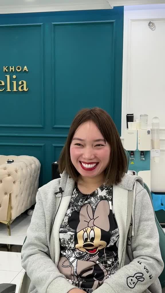 Sau khi có nụ cười răng sứ mới, mình chụp ảnh khoe với chồng.