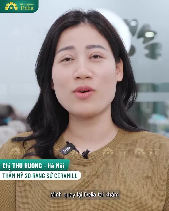 Chị Thu Hương - khách hàng thẩm mỹ 20 răng sứ Ceramill vui vẻ chia sẻ sự thay đổi của mình sau 2 năm quay lại nha khoa Delia: