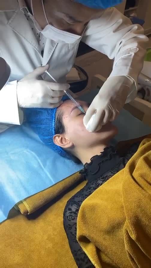 Bạn khách hàng đang được thực hiện tiêm Mesotherapy. Mời cả nhà cùng vào xem cận cảnh nhé.