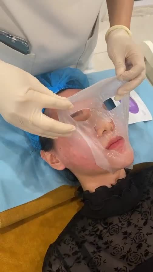 Sau khi tiêm Mesotherapy, khách hàng sẽ được đắp mặt nạ và chiếu máy ánh sáng Bio2Light làm dịu làn da.
