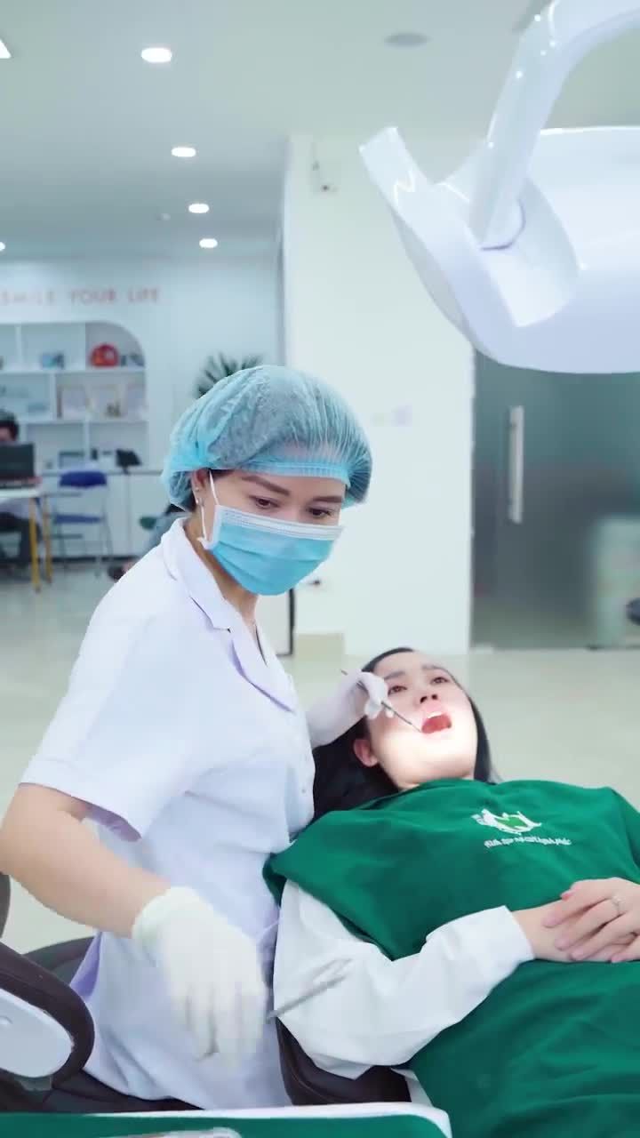 NỮ KHÁCH HÀNG TÁI KHÁM SAU 5 NĂM LÀM RĂNG SỨ
