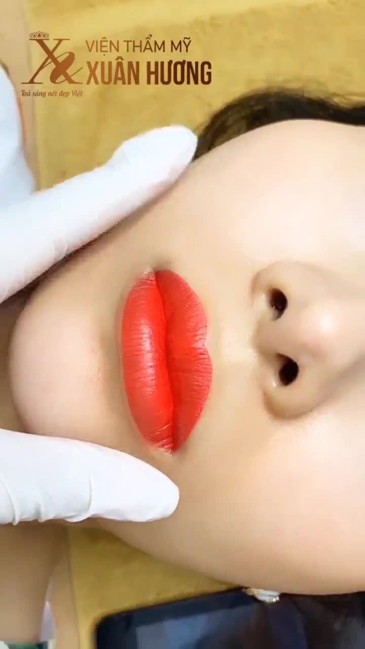 Chiêm ngưỡng ngay tác phẩm môi đỏ cam vừa dứt kim xong.