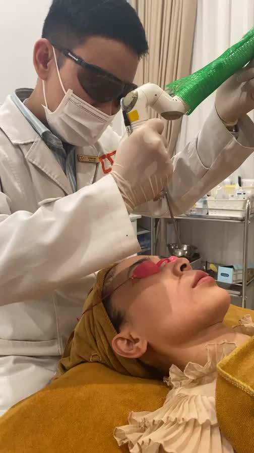 Khách hàng điều trị trẻ hoá da bằng Laser tại DrD