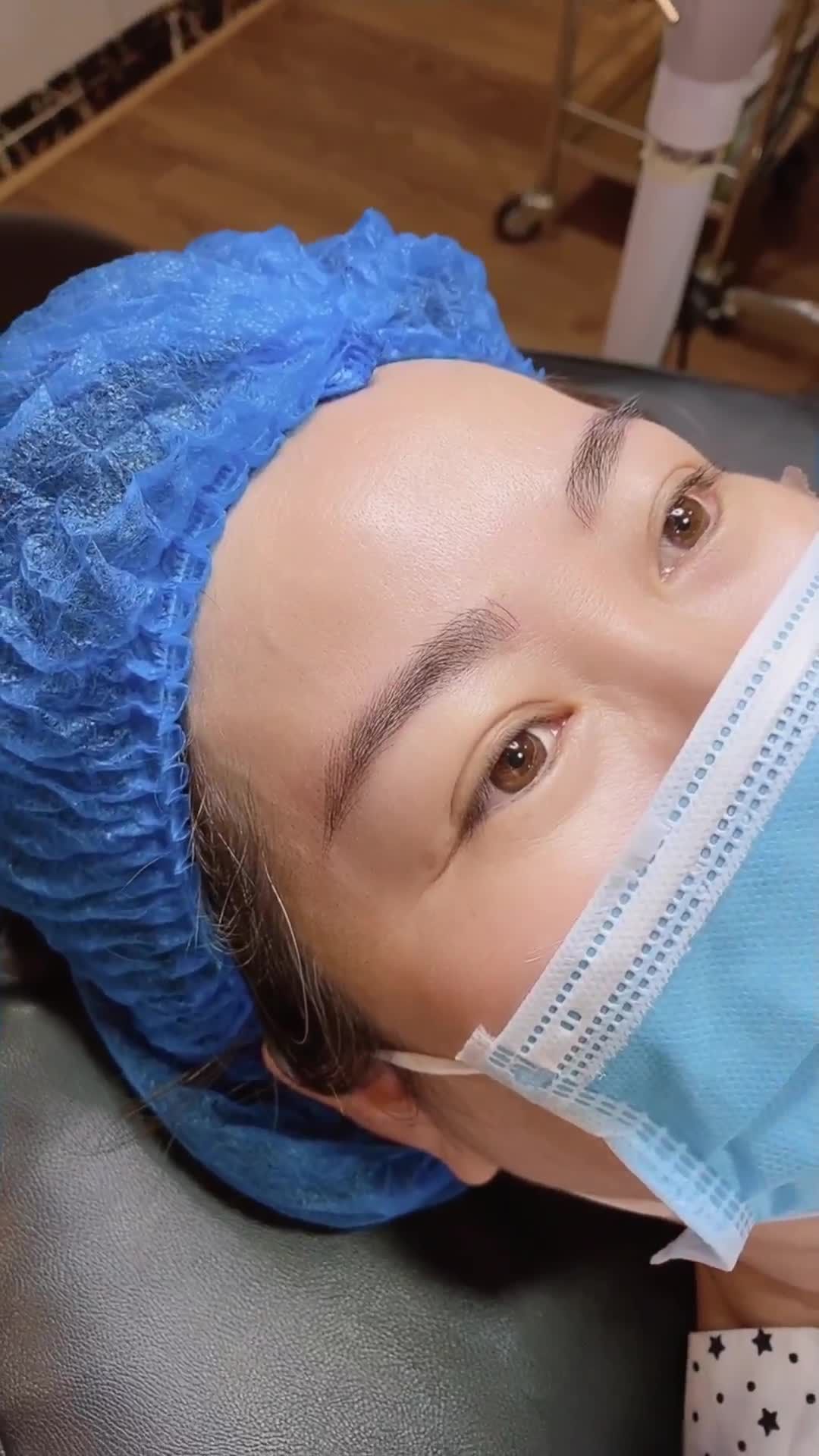 KHUÔN MÀY SẮC NÉT ĐẸP TỰ NHIÊN GIÚP CHỊ KHÁCH HÀNG THĂNG HẠNG NHAN SẮC
