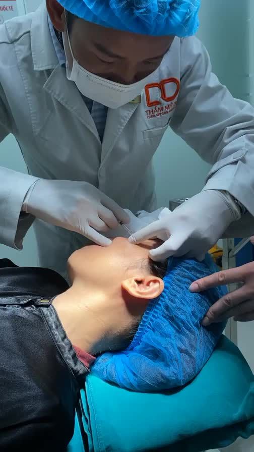 Khách hàng thực hiện tiêm xoá nhăn vùng đuôi mắt và cau mày!