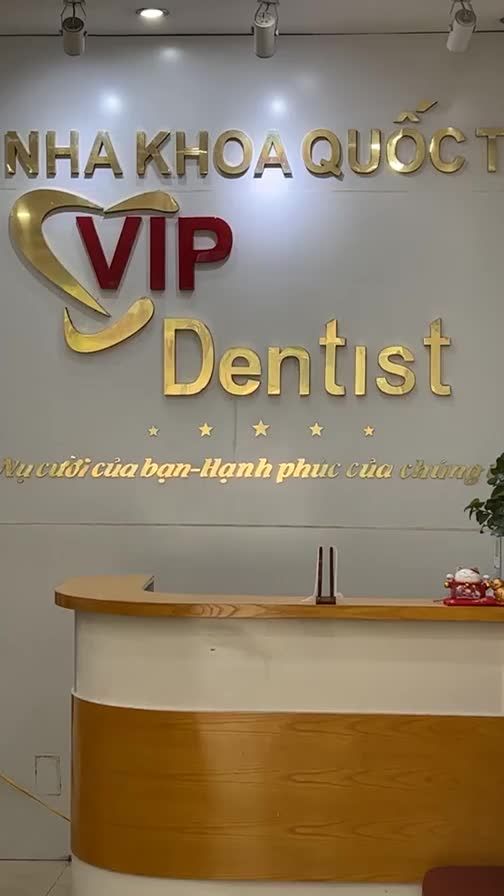 LÀM VIỆC XUYÊN TRƯA PHỤC VỤ CASE LÊN RĂNG SỨ CHO NAM KHÁCH HÀNG