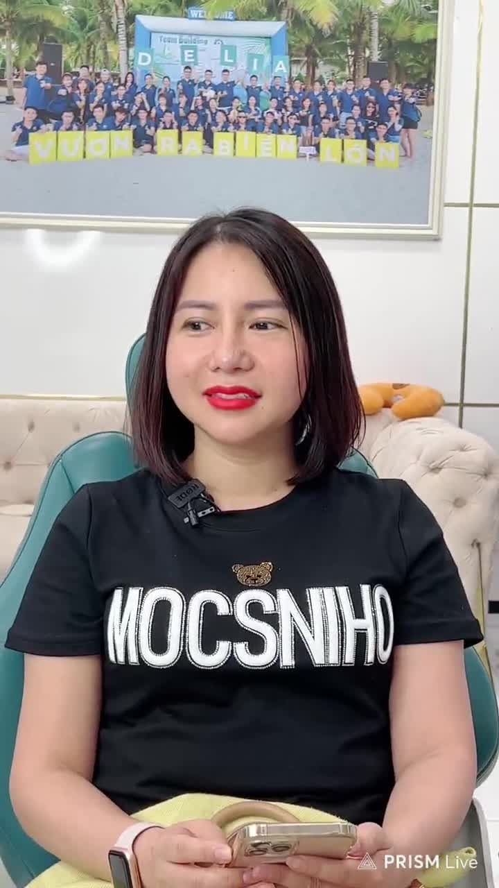 Chị Giang sau 1 năm thẩm mỹ răng sứ tại Delia.