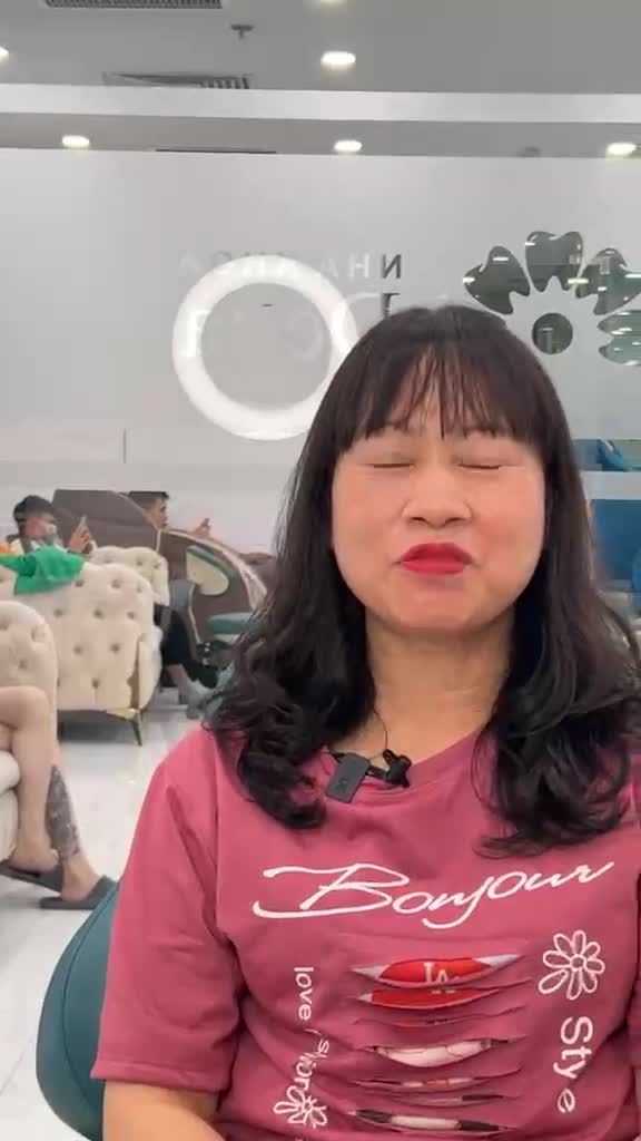 Chị Huyền Phương (Kiều Bào Đài Loan) chia sẻ: "Sau khi vừa lắp răng xong, chị hoàn toàn hài lòng, ưng ý.