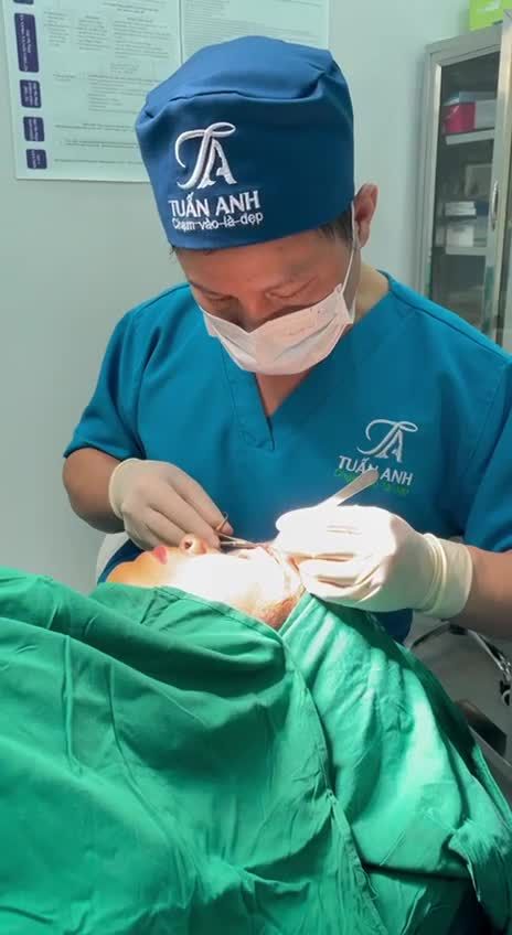 Cận cảnh kỹ thuật rút chỉ 4D để hoàn thiện liệu trình Nâng cung mày