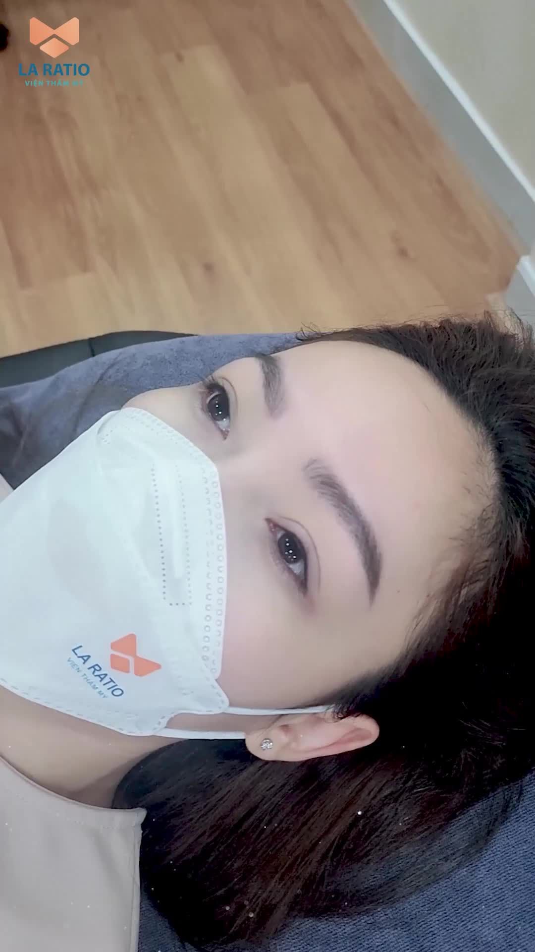 Cùng chiêm ngưỡng đôi mắt “vạn người mê” khiến bao chàng xao xuyến của chị khách nhà La Ratio nè.