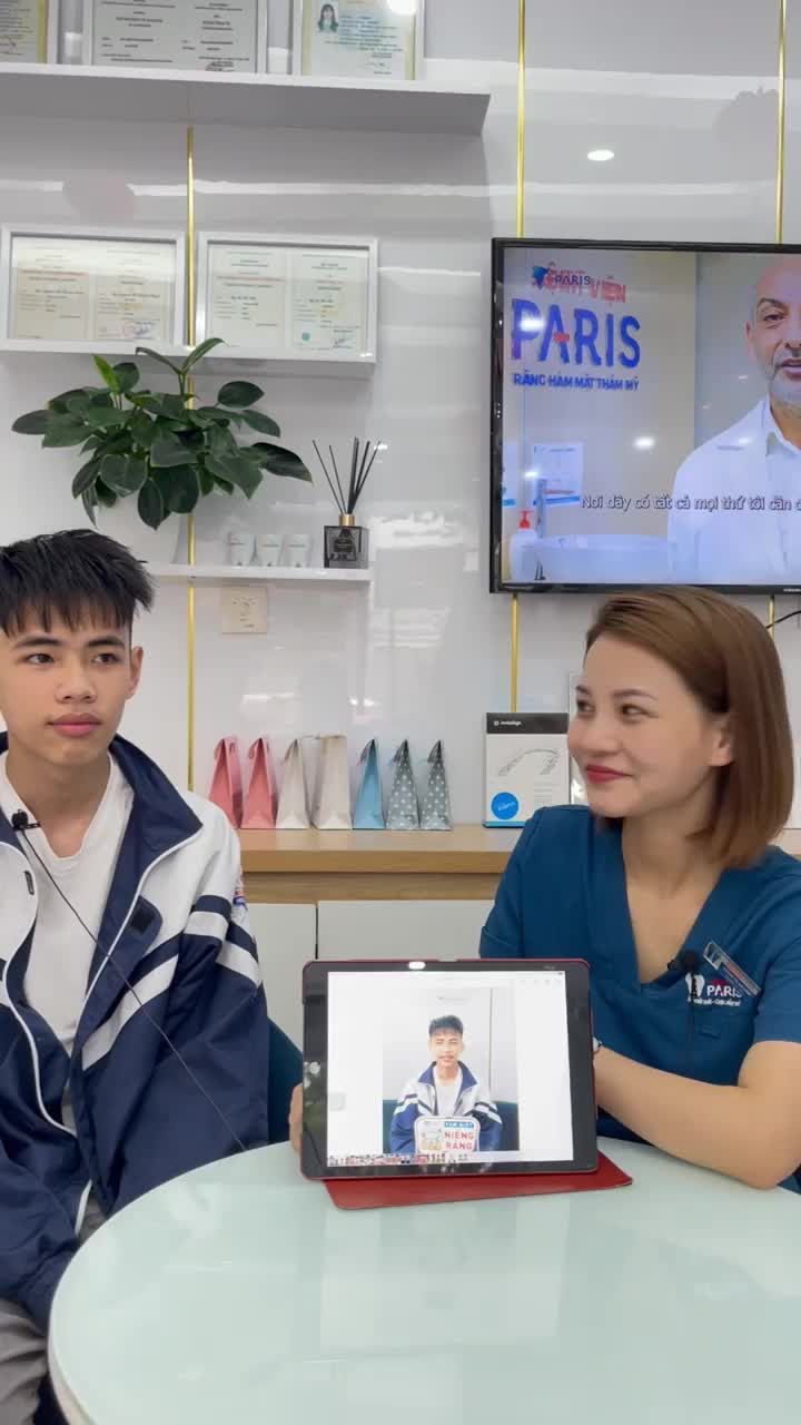 Tháo mắc cài sau 2 năm chỉnh nha tại nha khoa Paris Vinh.