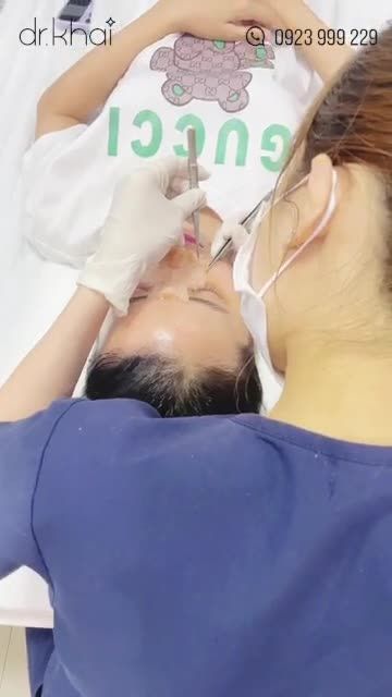 Hạnh phúc của đội ngũ nhân viên tại Dr Khải là mỗi ngày đều đón tiếp rất đông khách hàng đến tư vấn, thăm khám, vệ sinh tháo nẹp, chăm sóc hậu phẫu.