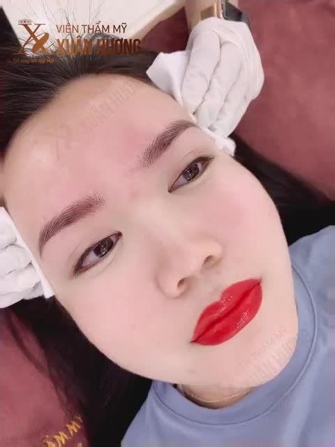 Mẹ của bạn gái là khách hàng lâu năm của Xuân Hương nên rất ưng ý với chất lượng dịch vụ, vì thế tranh thủ thời gian về nước đã đưa bạn đến trải nghiệm luôn combo: phun môi + khắc sợi lông mày + phun mí.