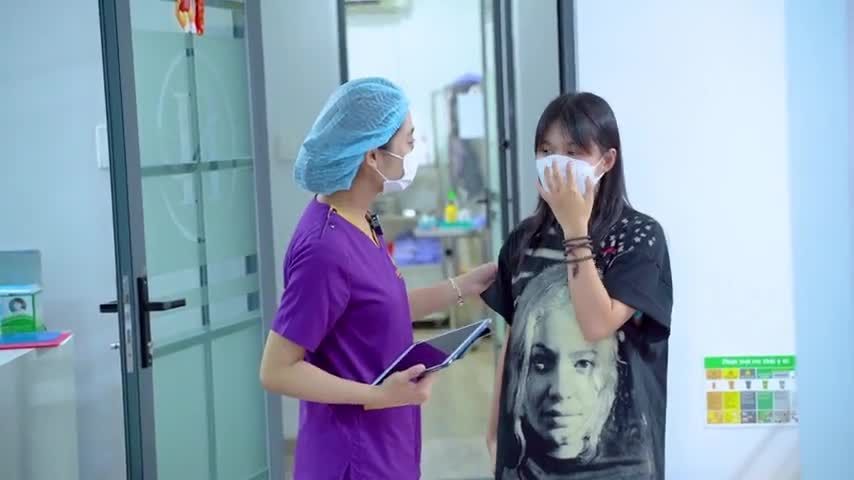 Con gái ngạc nhiên xúc động khi mẹ được chữa lành đôi mắt lỗi hỏng tại Dr.Hải Lê