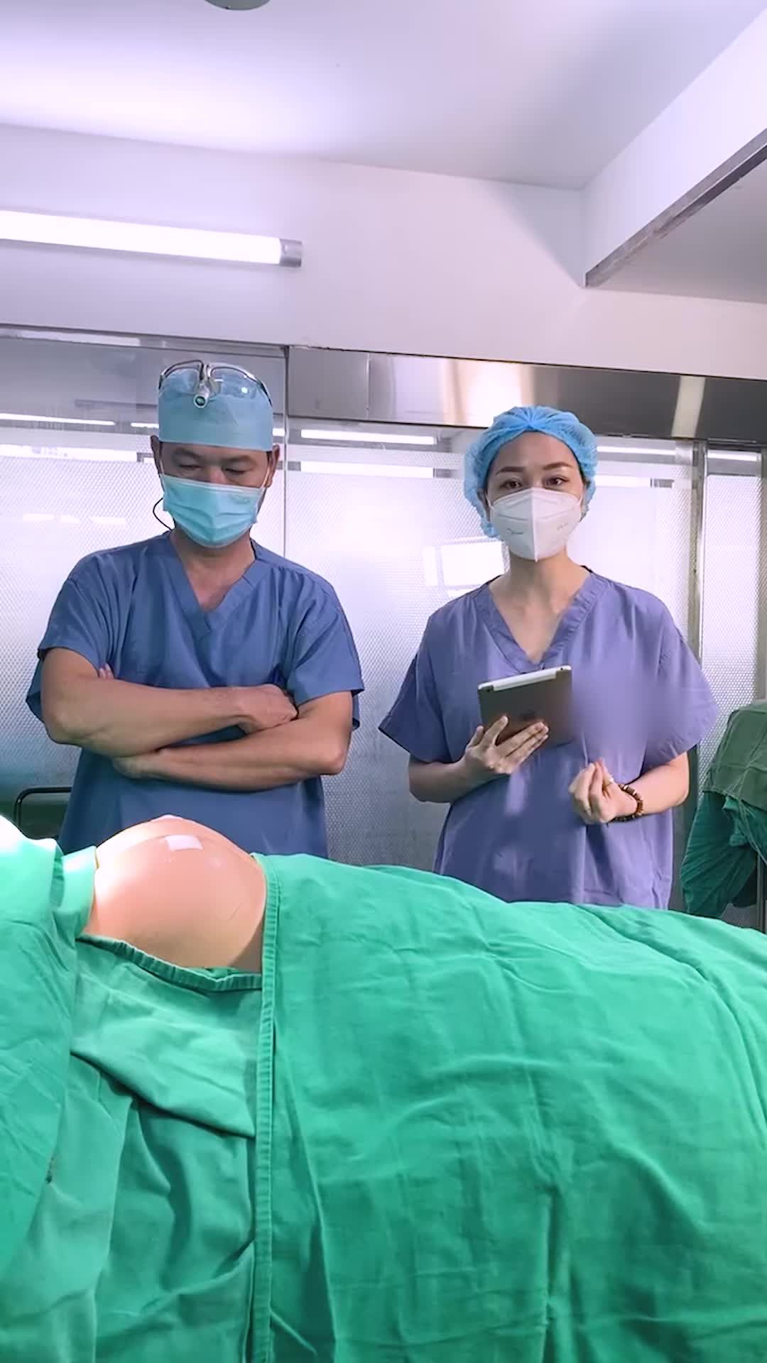 Bà ngoại đi thẩm mỹ V1.