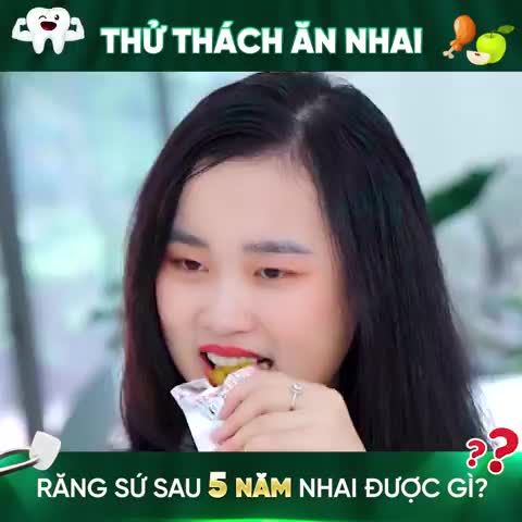 CÔ GÁI NHAI ĐÁ LẠNH RÔM RỐP VỚI HÀM RĂNG SỨ ĐÃ THẨM MỸ ĐƯỢC 5 NĂM