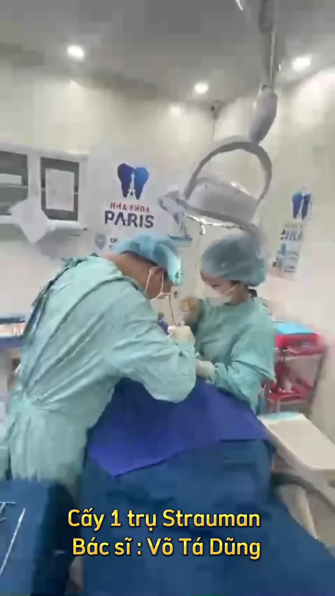 Cận cảnh cắm 1 trụ Strauman Bác sĩ Võ Tá Dũng