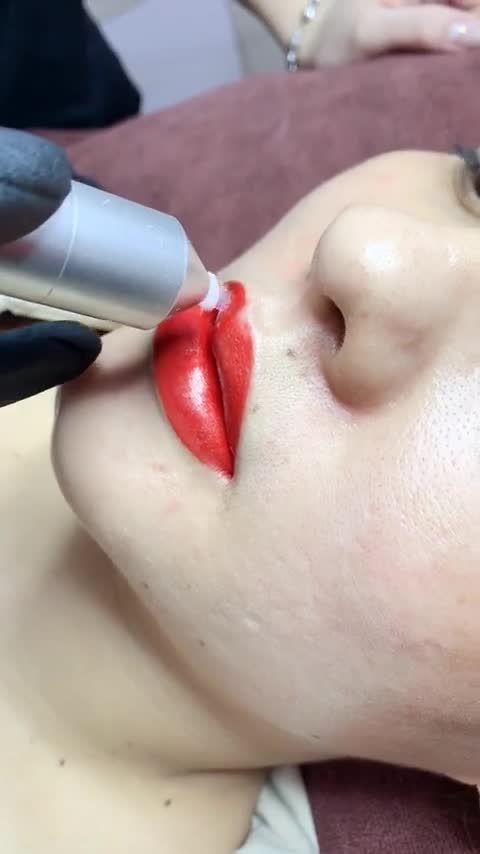 Môi xinh nhà Xuân Hương vừa dứt kim đây cả nhà.