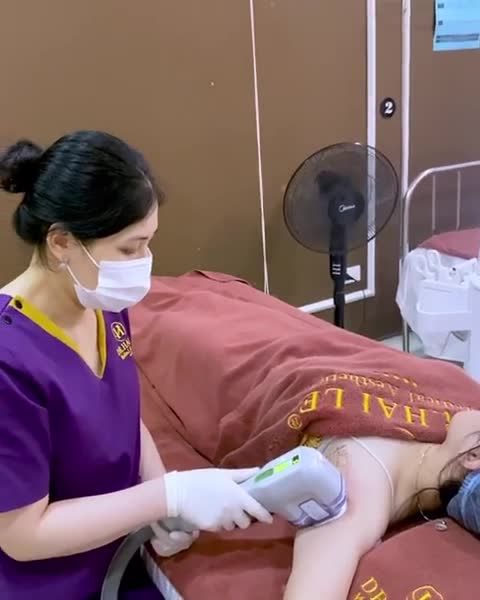 Hôi nách là bệnh lý gây á.m ảnh nhất là vào thời tiết hè nắng nóng oi bức? Phải làm sao để xử lý triệt để tình trạng này? Theo dõi ngay