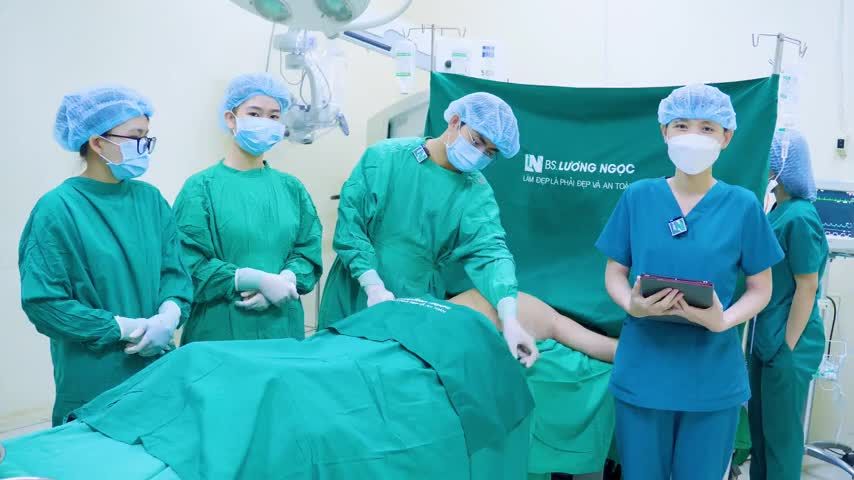 Tiếp tục chia sẻ đến chị em những hình ảnh kết quả của ca thực hiện hút mỡ tạo dáng thẩm mỹ ngày hôm nay của ekip bằng video trực tiếp ngay tại phòng thủ thuật Bệnh viện.