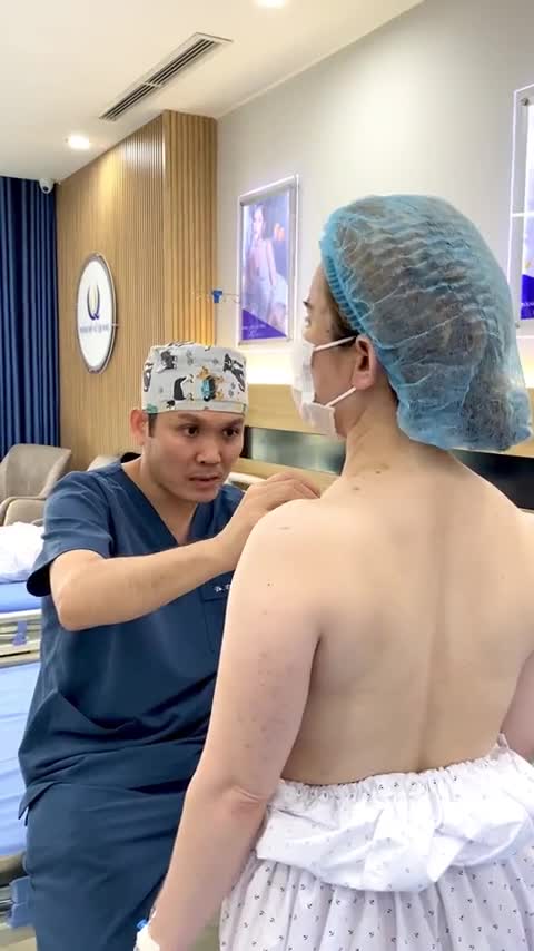 Bác sĩ Vũ Quang trực tiếp thăm khám cho K.H có V1 Sa trễ + Phì đại sau sinh.