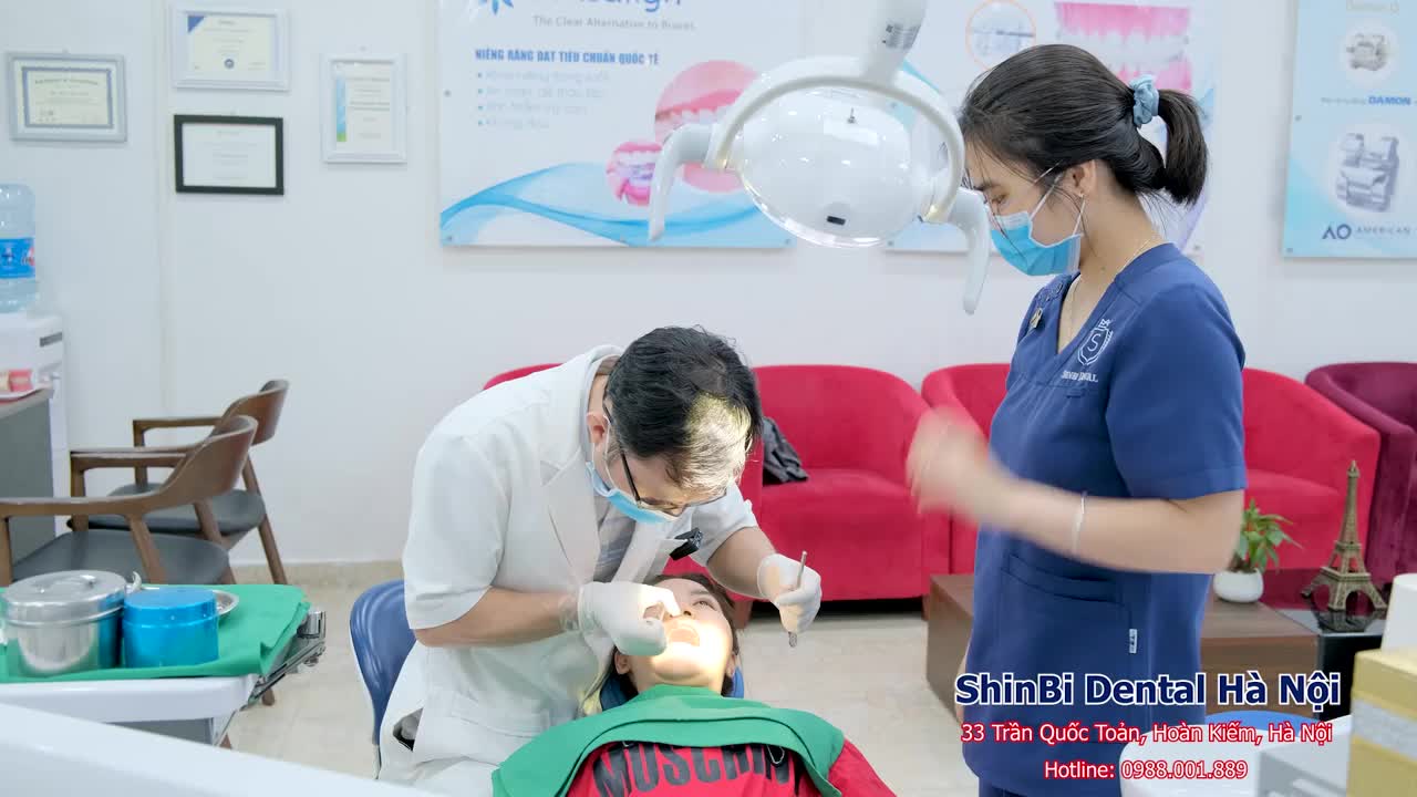 Sau khi nhổ răng tại 1 nha khoa khác, răng của chị Vân đã xuất hiện một khoảng trống và khiến chị cực kỳ lo lắng.