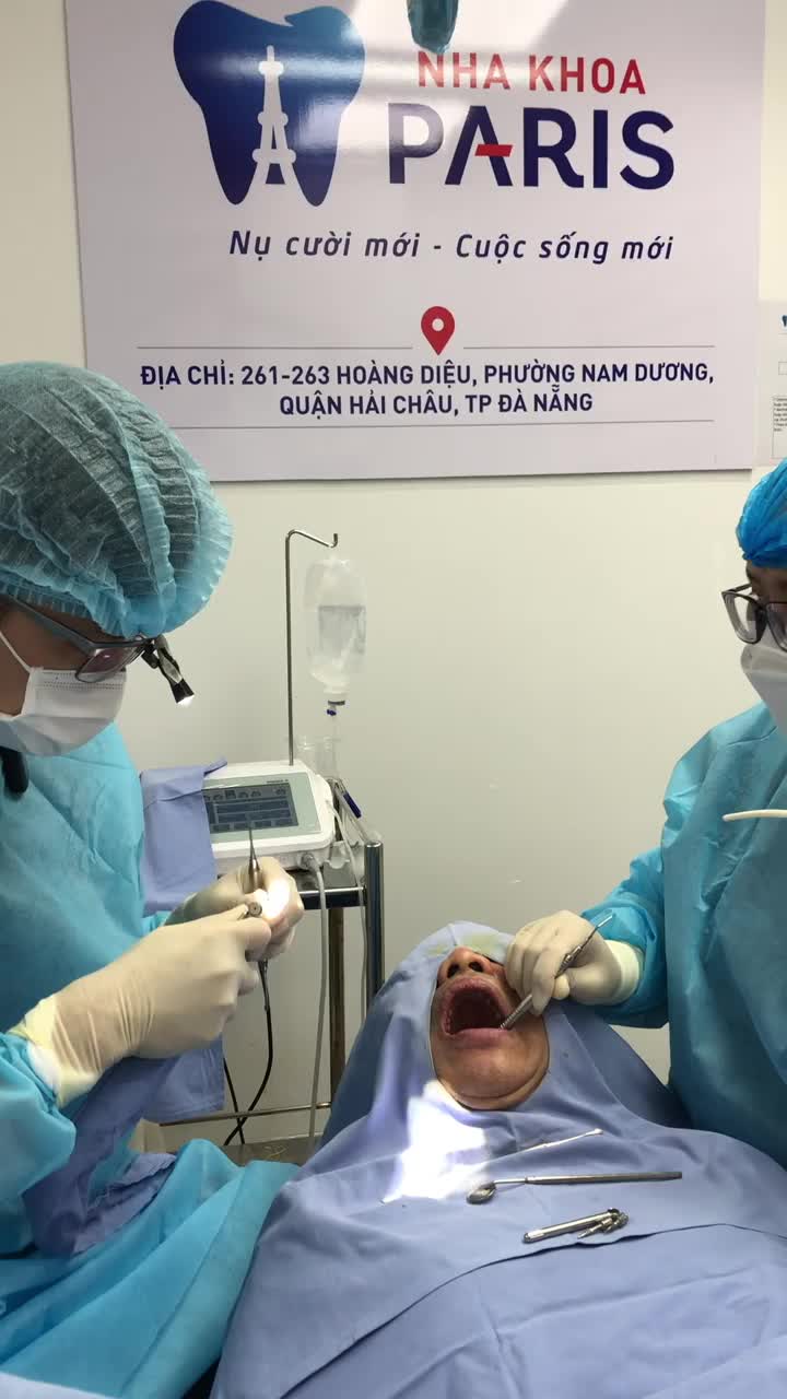 Bs Hồ Nhật Anh đang thực hiện ca cắm ghép 3 trụ Implant Pháp cho chú KH  Tô Thành Vinh đến từ Đà Nẵng