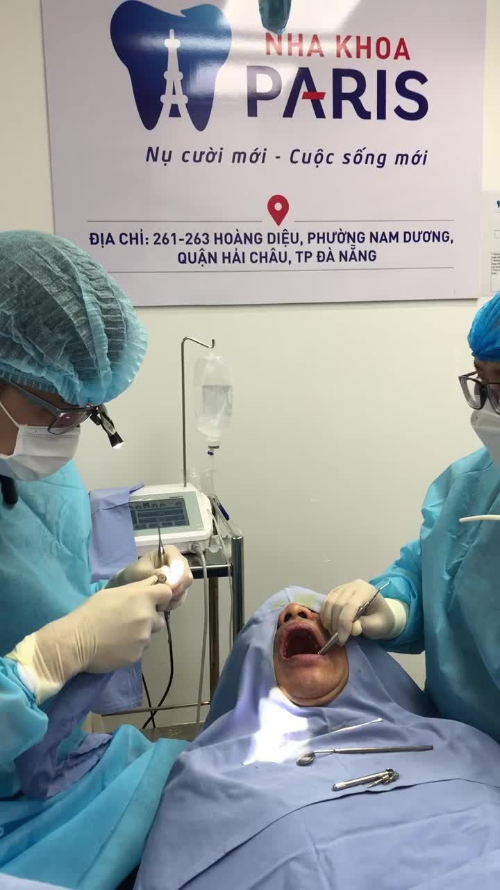 Bs Hồ Nhật Anh đang thực hiện ca cắm ghép 3 trụ Implant Pháp cho chú KH  Tô Thành Vinh đến từ Đà Nẵng
