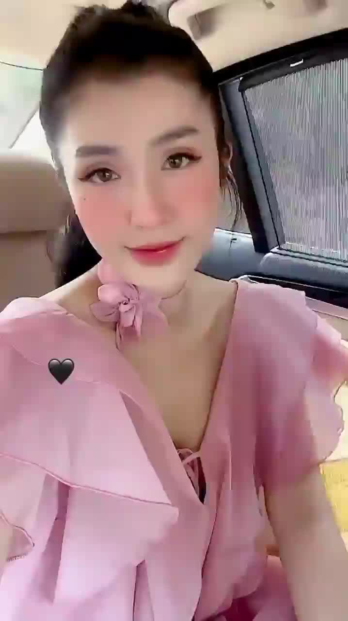 Ngồi mải lo ngắm chiếc cằm bạn khách vừa làm ở Charming cách đây một tháng mà nghe 7749 lần mới nghe ra cái lời bài hát là "Người như trên máy bay độ cao chỉ có mình em mới hiểu, nhịp tim đập nhanh còn hơn hoả lực".