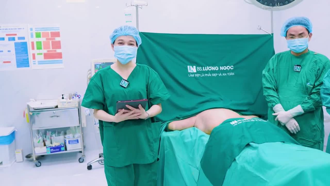 Ekip bác sĩ chia sẻ những thông tin về kết quả ca thực hiện giảm mỡ ngày hôm nay