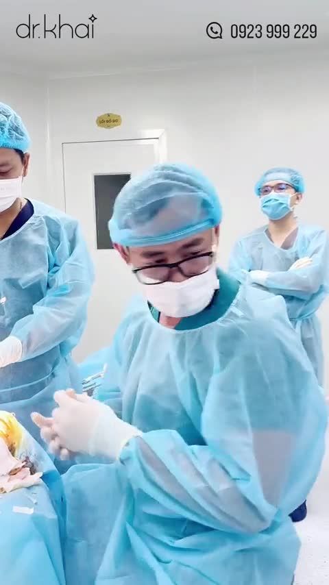KHÁCH HÀNG THOẢI MÁI TRÒ CHUYỆN CÙNG DR KHẢI TRONG LÚC NÂNG MŨI