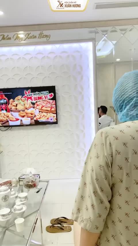 Khách hàng hạnh phúc nhất nhà Xuân Hương ngày hôm nay: Được cả chồng, em gái, em trai đưa đi Nâng cung mày