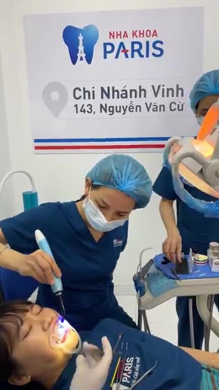 Gắn mắc cài kim loại tự buộc tại Nha Khoa Paris - CN Vinh.