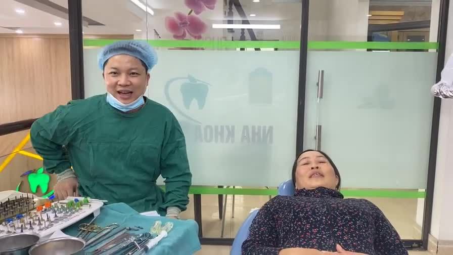 Sau cấy 2 trụ implant hàm trên cho cô khách hàng bị mất răng 5 năm
