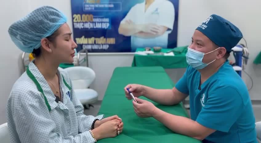 Dr. Tuấn Anh trực tiếp tư vấn cho chị khách sửa mí