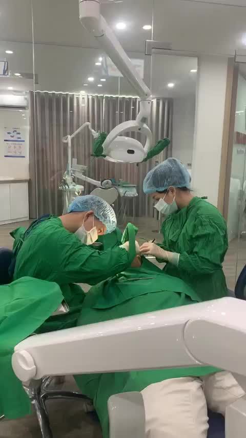 quá trình cắm trụ implant Dentium HQ cho khách hàng đến từ Thanh Hoá.