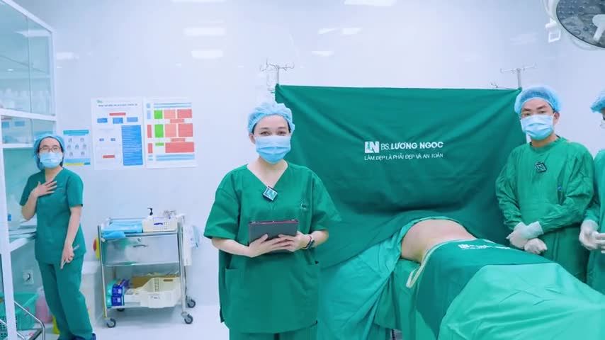 Sau khi hoàn thành ca thực hiện hút mỡ tạo dáng cho trường hợp khách hàng hôm nay, Ekip Bác sĩ Lương Ngọc đã sẵn sàng chia sẻ video về kết quả thực tế đến chị em.