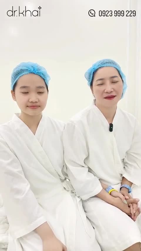 HAI MẸ CON CÙNG NHAU THẨM MỸ TẠI BÁC SĨ KHẢI  NÂNG MŨI CẤU TRÚC - CẮT MÍ TRÊN