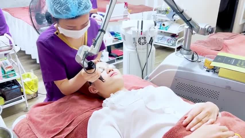 Dr.Hải Lê sở hữu dàn máy móc công nghệ cao có thể điều trị mọi bệnh lý về da Theo dõi ngay