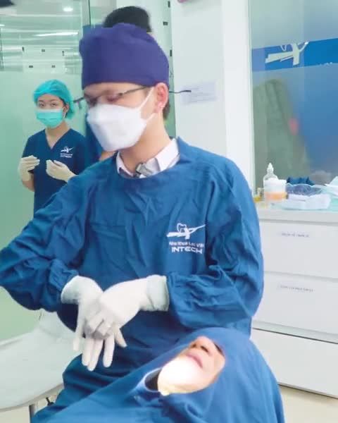 Bác sĩ phân tích tình trạng và cấy implant toàn hàm trên cho khách hàng Nguyễn Chu Hà