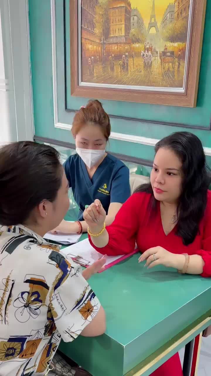 Trốn chồng đi nâng mũi...Đến Tuấn Linh được tư vấn thuyết phục quá nên làm cả Combo Nâng mũi + độn cằm luôn!!