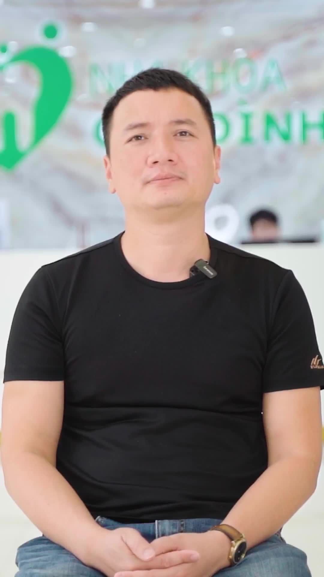 NGƯỜI ĐÀN ÔNG PHONG ĐỘ, TRỞ LẠI NHA KHOA GIA ĐÌNH TÁI KHÁM SAU MỘT NĂM THẨM MỸ RĂNG SỨ