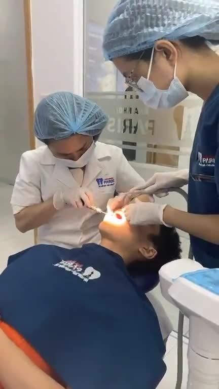 Quá trình cắm minivis trong chỉnh nha tại nha khoa Paris Vinh