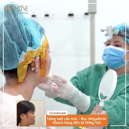 Khách hàng đến từ Đồng Nai cùng người nhà xem dáng mũi trước khi đóng vết khâu