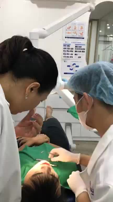 Dr. Laurent Trâm thăm khám và tư vấn trực tiếp về lộ trình điều trị tiếp tục cho khách hàng chỉnh nha tại Nha Khoa Paris chi nhánh Thanh Hoá.