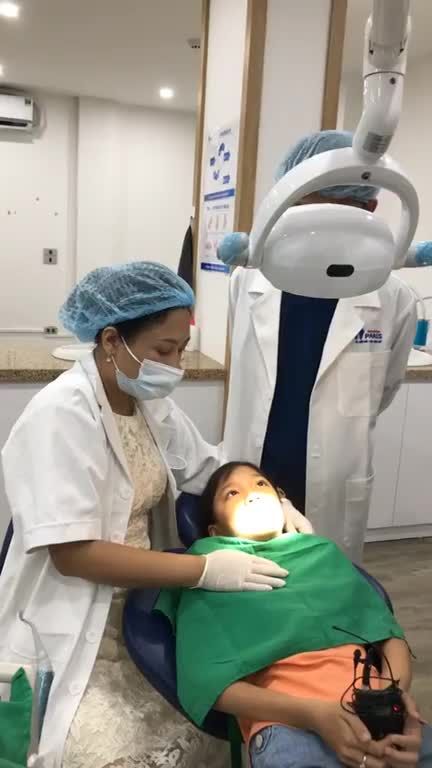 Dr. Laurent Trâm tư vấn trực tiếp cho một ca cần chỉnh nha tình trạng phức tạp Tại: Buổi thăm khám cùng Dr. Laurent Trâm tại Nha Khoa Paris Thanh Hoá Em : Bảo Trang, 13 tuổi