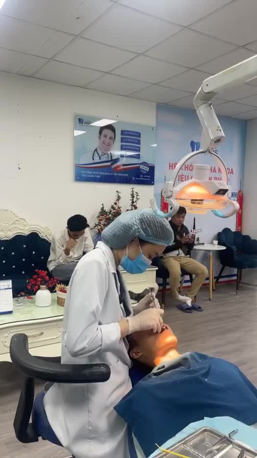 gắn mắc cài kim loại thông minh cho khách hàng tại nha khoa Paris 12 Thái Thịnh Bác sĩ thực hiện: Hoàng Thị Thu Hiền